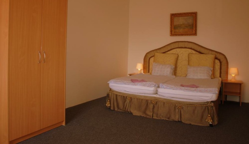 Penzion Village Karlovy Vary - Dvoulůžkový pokoj se společnou koupelnou